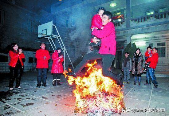 结婚跨火盆要说什么_结婚跨火盆的盆有什么讲究_农村婚礼习俗跨火盆