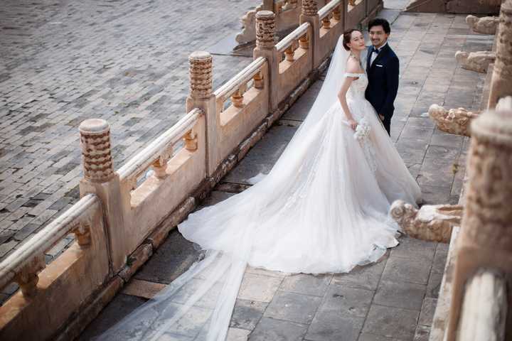 教堂风格婚纱照_教堂婚纱照选择什么样的婚纱_教堂外景建筑婚纱照